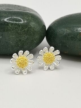 Sterling silver 14k gold daisy stud earrings sm.  🆕